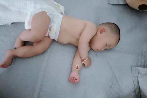 伊春宝宝脸上有白色斑块 伊春宝宝脸上有白色斑块